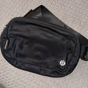 gently used lululemon 1L belt bag